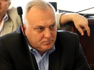 Бар находится рядом с детской площадкой (вход в бар и площадку разделяет всего несколько метров) 